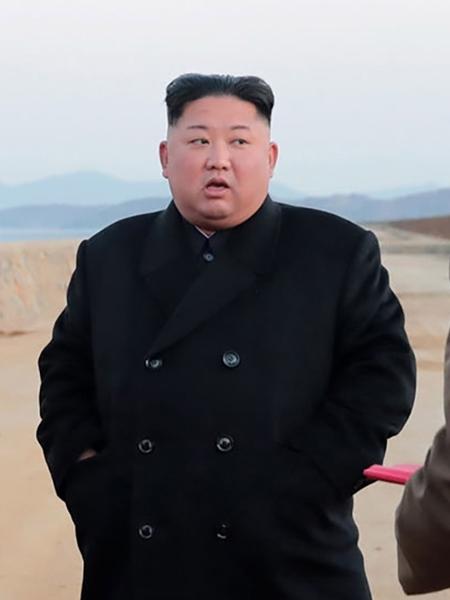 Presidente nortecoreano, Kim Jong-un. O país asiático foi palco nos anos 1990 de uma forte crise de fome na qual, segundo diferentes estimativas, entre 250 mil e mais de 3 milhões de pessoas morreram